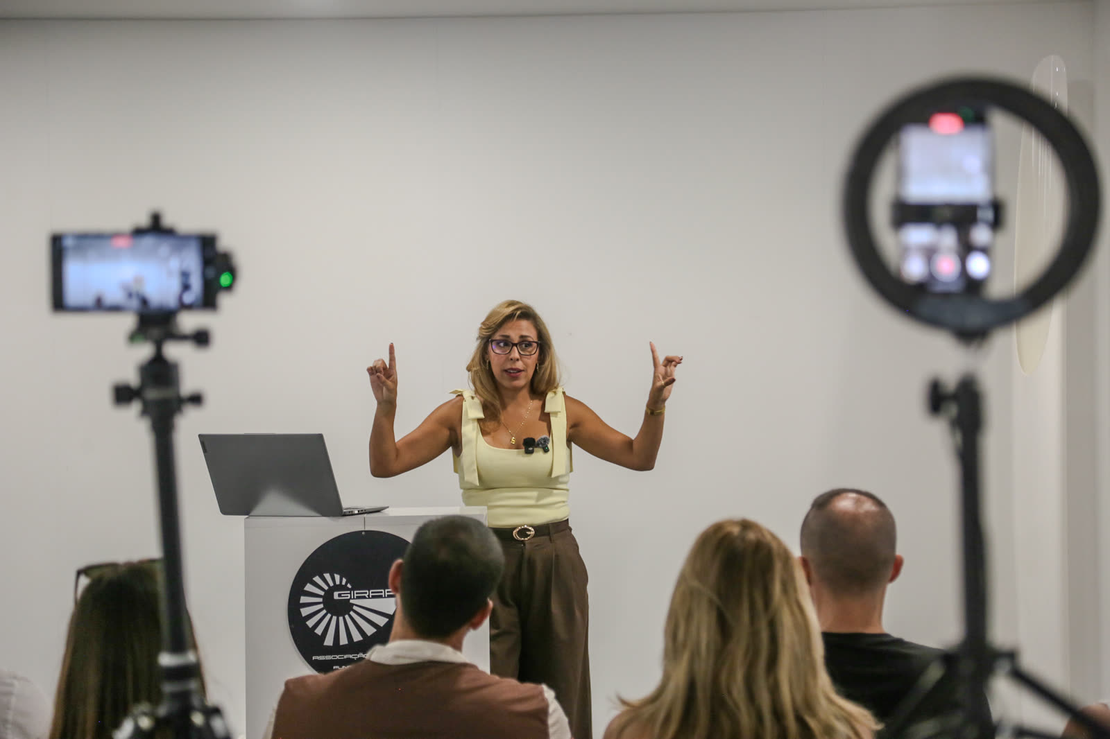Valessa Martins em palestra, com luzes de estúdio