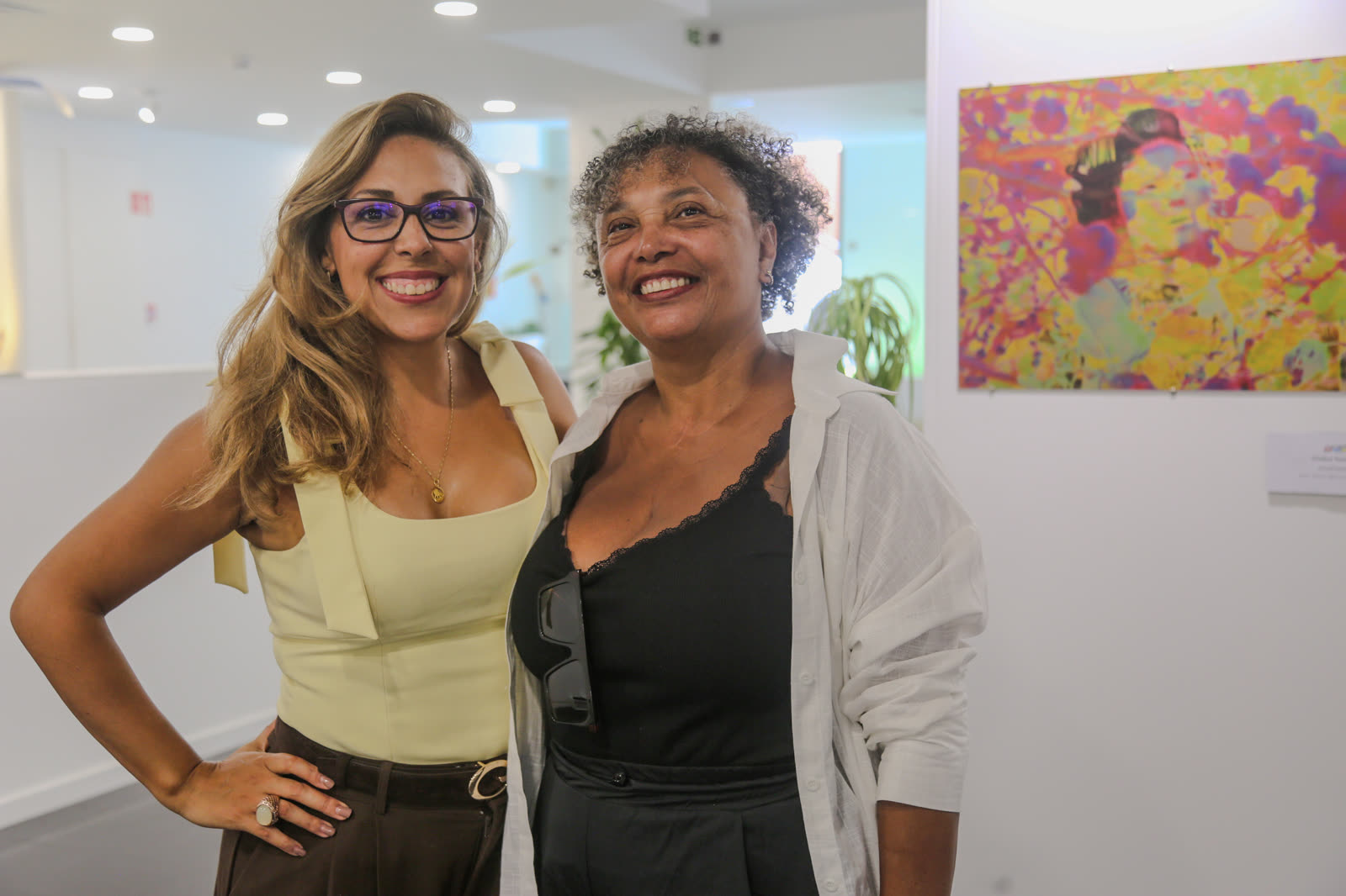 Valessa Martins com uma convidada, numa exposição